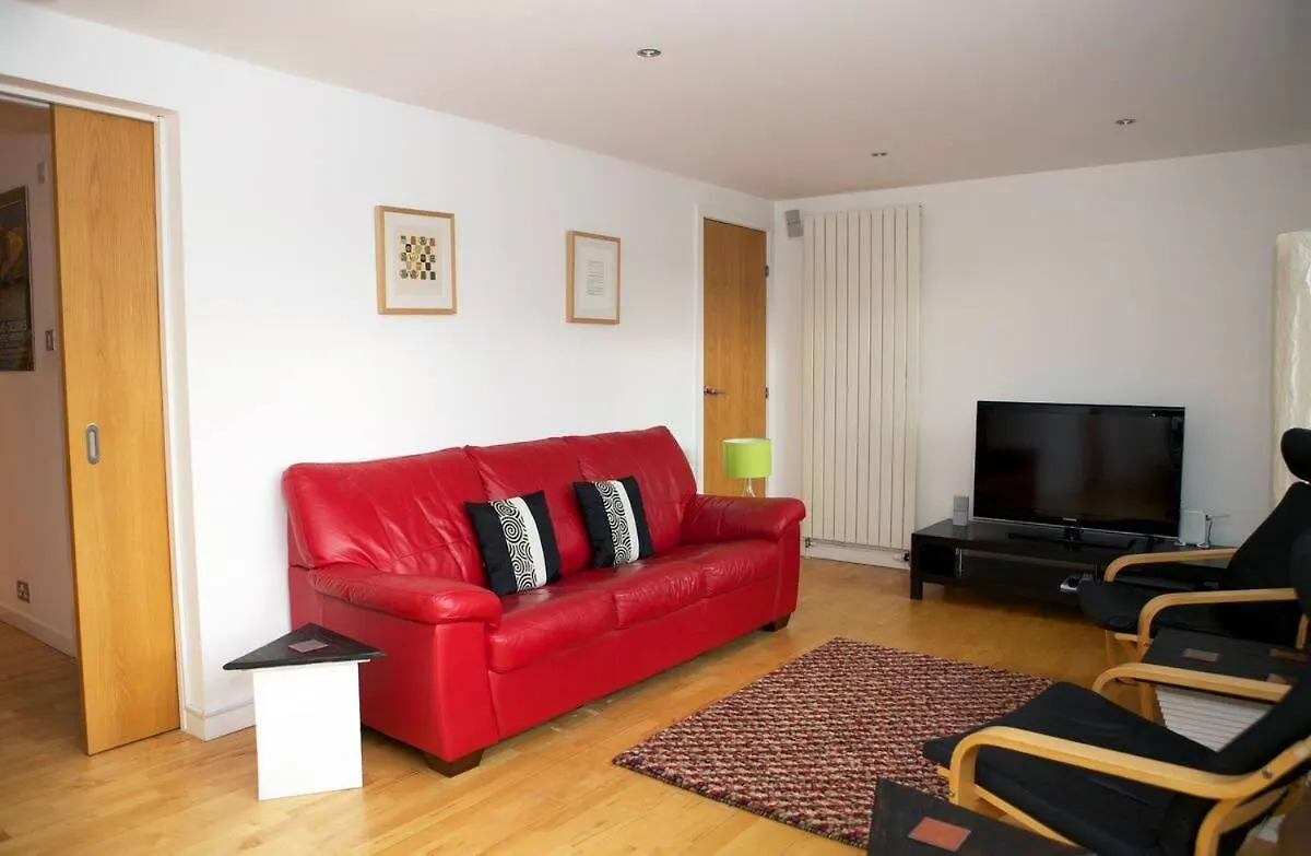 Joivy Inviting Flat With Parking In Canonmills Edinburgh Apartment
