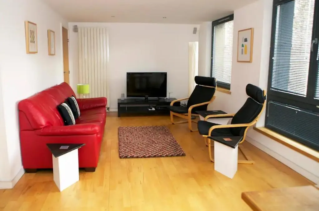 Joivy Inviting Flat With Parking In Canonmills contacts